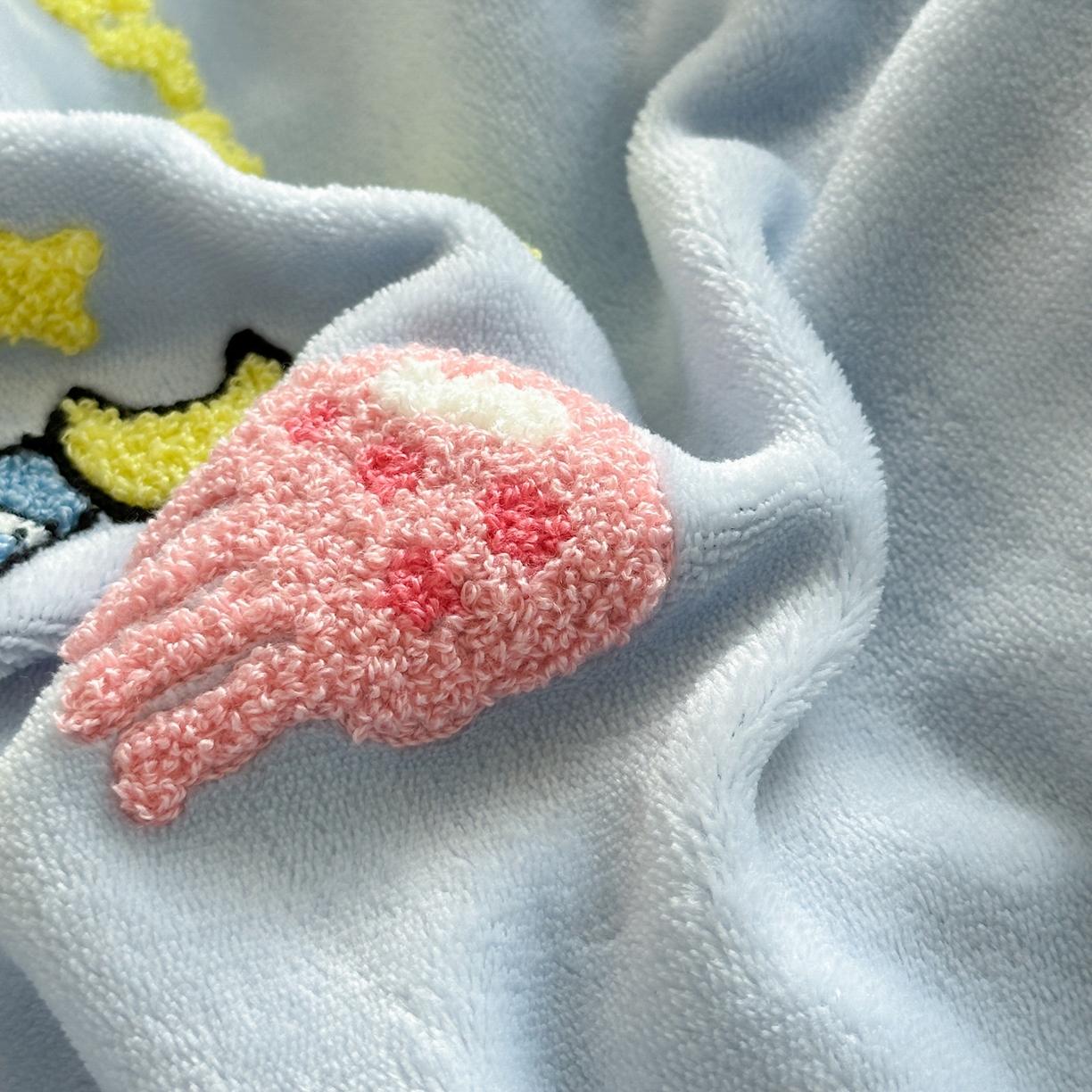 91家纺网 家纺一手货源 找家纺 乐童家纺 2025新款高克重牛奶绒床盖款毛巾绣四件套 吹泡泡蓝色