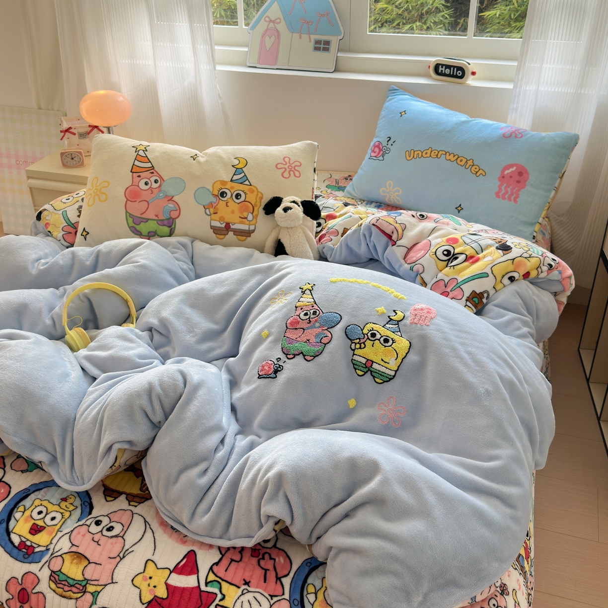 91家纺网 家纺一手货源 找家纺 乐童家纺 2025新款高克重牛奶绒床盖款毛巾绣四件套 吹泡泡蓝色