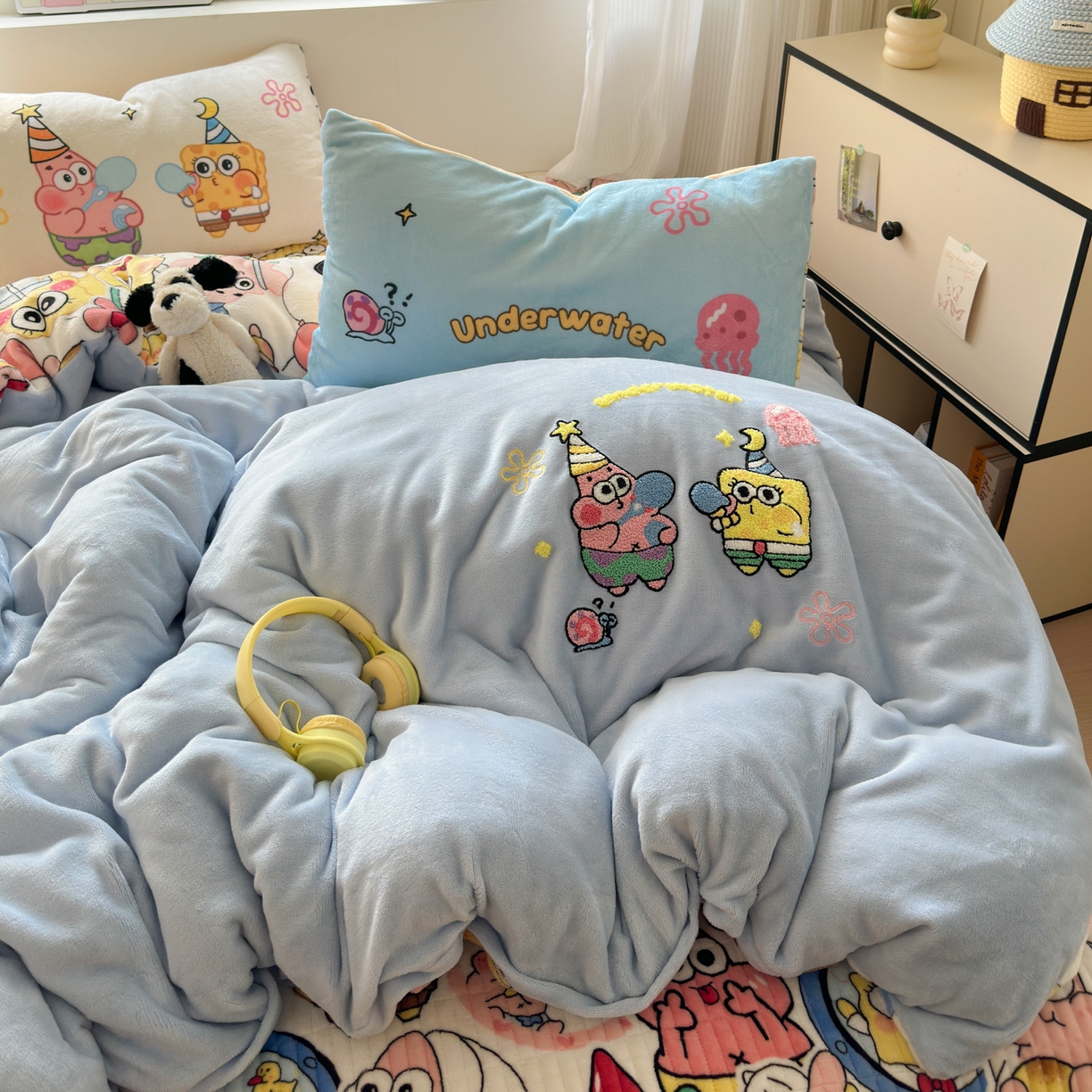 91家纺网 家纺一手货源 找家纺 乐童家纺 2025新款高克重牛奶绒床盖款毛巾绣四件套 吹泡泡蓝色