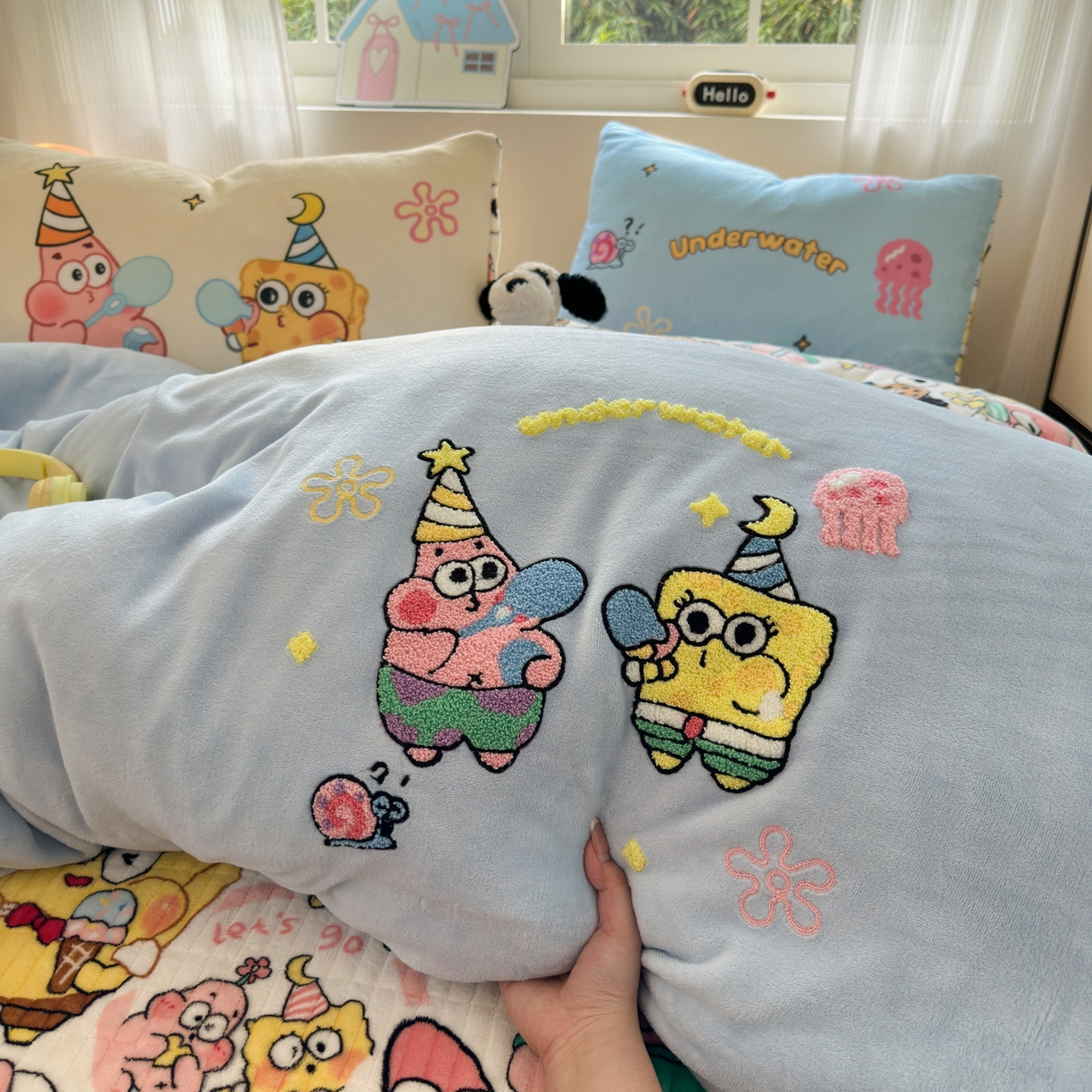 91家纺网 家纺一手货源 找家纺 乐童家纺 2025新款高克重牛奶绒床盖款毛巾绣四件套 吹泡泡蓝色