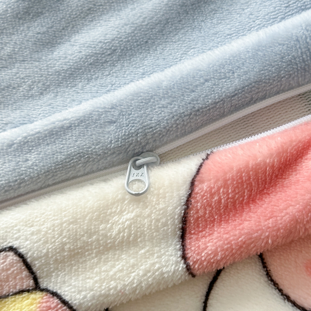 91家纺网 家纺一手货源 找家纺 乐童家纺 2025新款高克重牛奶绒床盖款毛巾绣四件套 吹泡泡蓝色