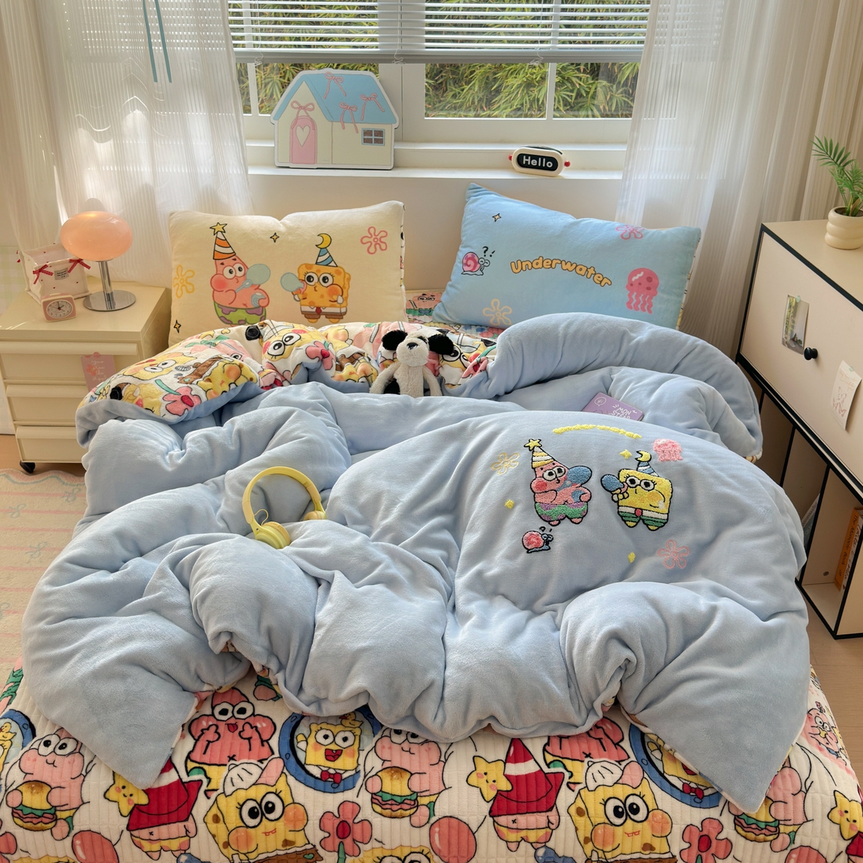 91家纺网 家纺一手货源 找家纺 一霖家纺 2025新款高克重牛奶绒床盖款毛巾绣四件套 吹泡泡蓝色