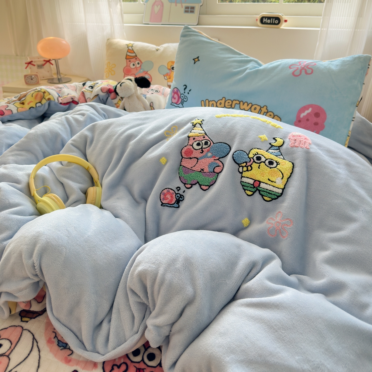 91家纺网 家纺一手货源 找家纺 一霖家纺 2025新款高克重牛奶绒床盖款毛巾绣四件套 吹泡泡蓝色