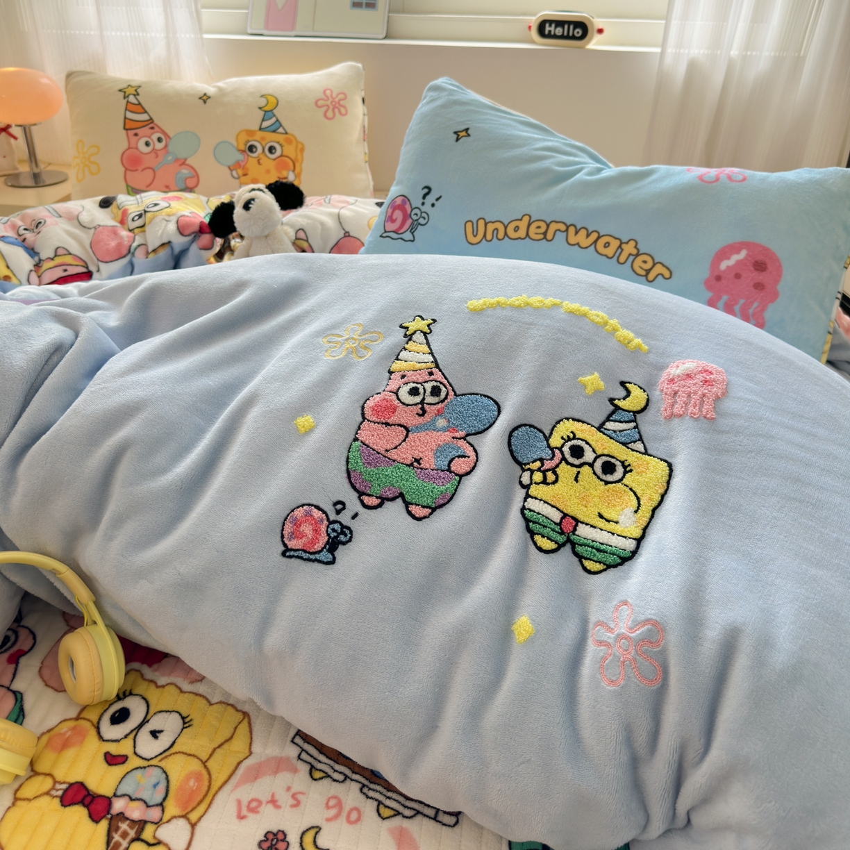 91家纺网 家纺一手货源 找家纺 一霖家纺 2025新款高克重牛奶绒床盖款毛巾绣四件套 吹泡泡蓝色