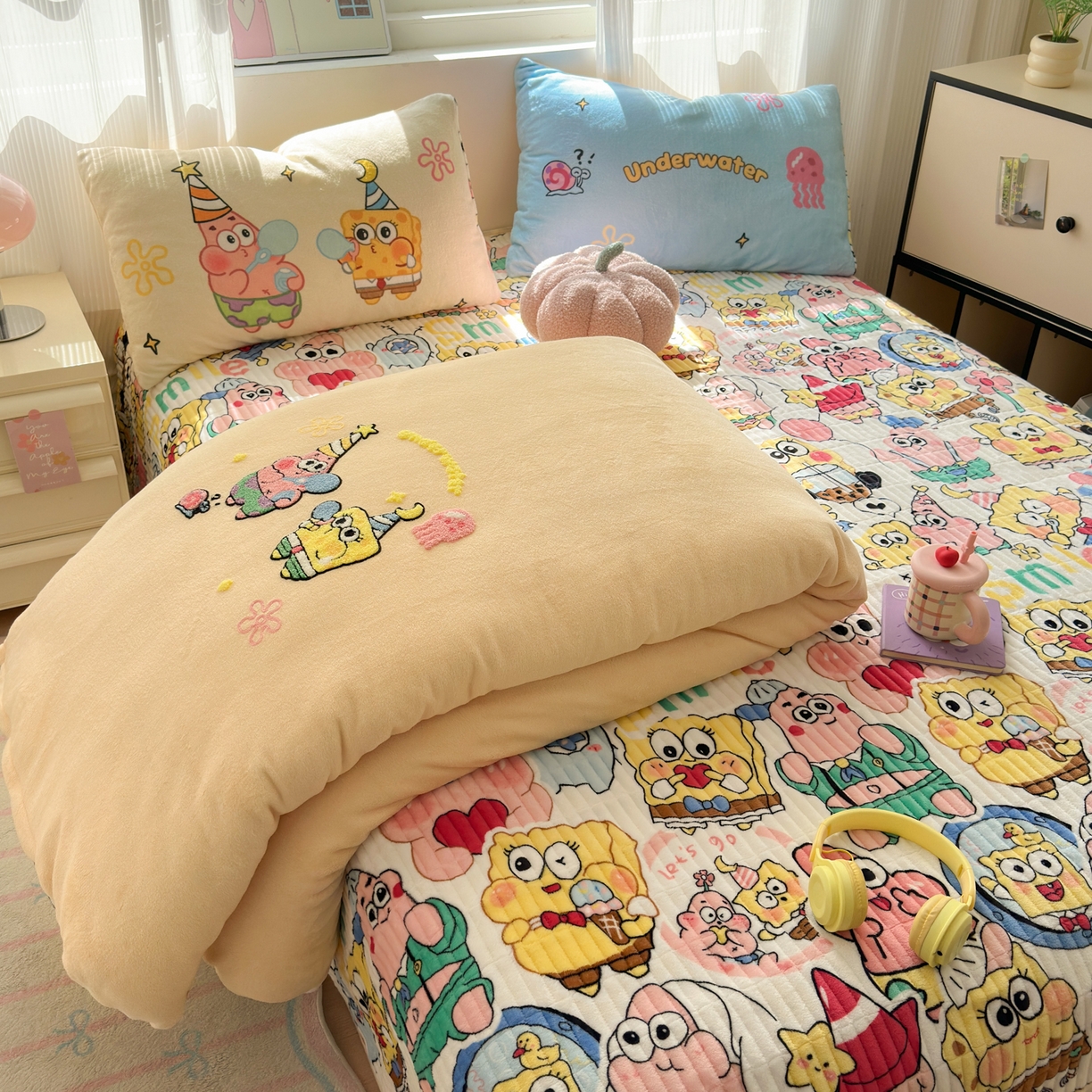 一霖家纺 2025新款高克重牛奶绒床盖款毛巾绣四件套 吹泡泡黄色