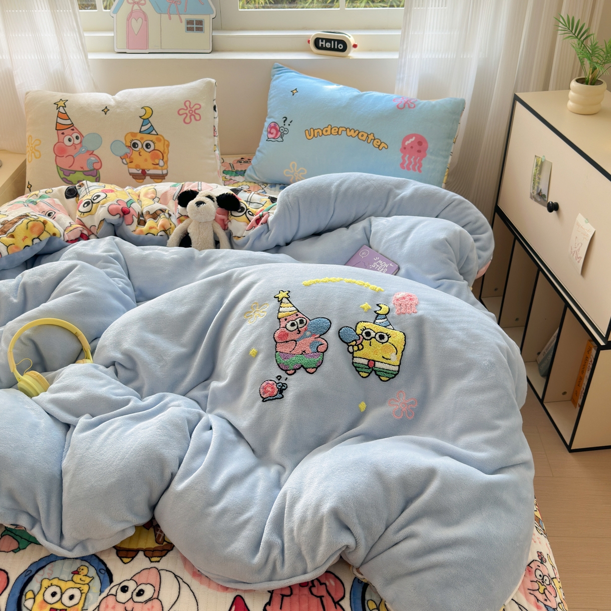 91家纺网 家纺一手货源 找家纺 一霖家纺 2025新款高克重牛奶绒床盖款毛巾绣四件套 吹泡泡蓝色