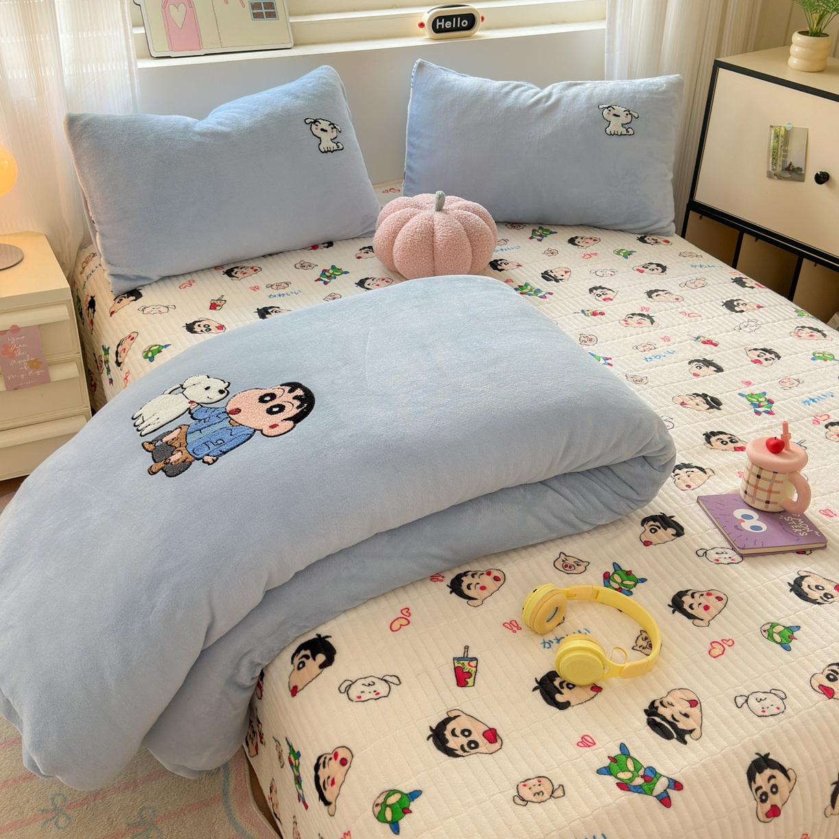 91家纺网 家纺一手货源 找家纺 一霖家纺 2025新款高克重牛奶绒床盖款毛巾绣四件套 小新大白