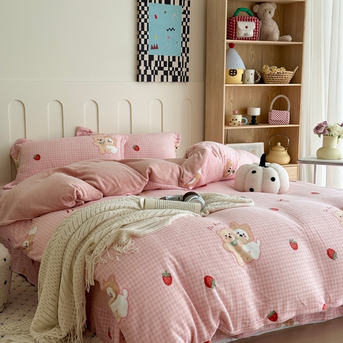 91家纺网 家纺一手货源 找家纺 于果 2025新款牛奶绒印花四件套 草莓熊