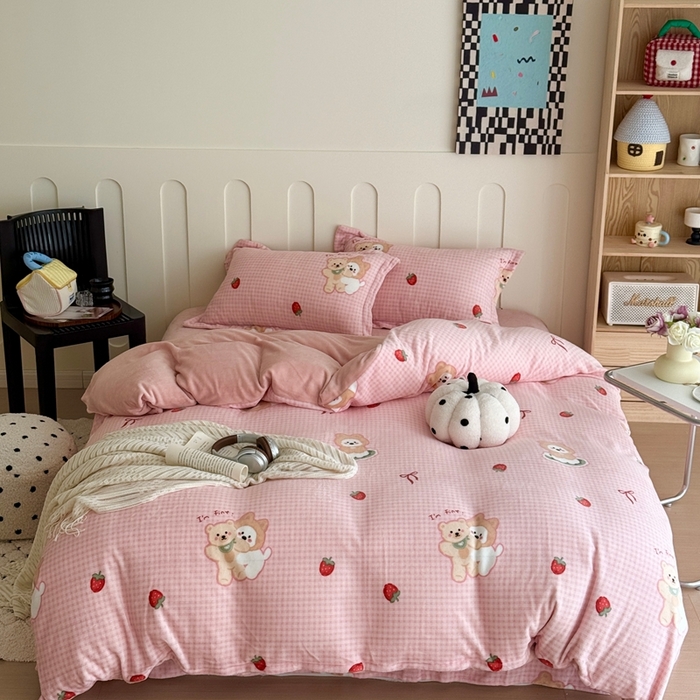 91家纺网 家纺一手货源 找家纺 于果 2025新款牛奶绒印花四件套 草莓熊