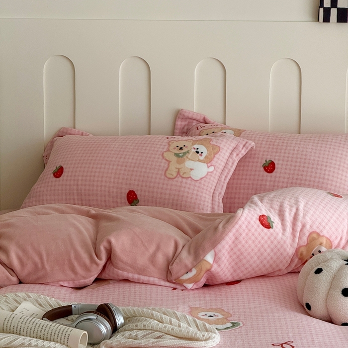 91家纺网 家纺一手货源 找家纺 于果 2025新款牛奶绒印花四件套 草莓熊