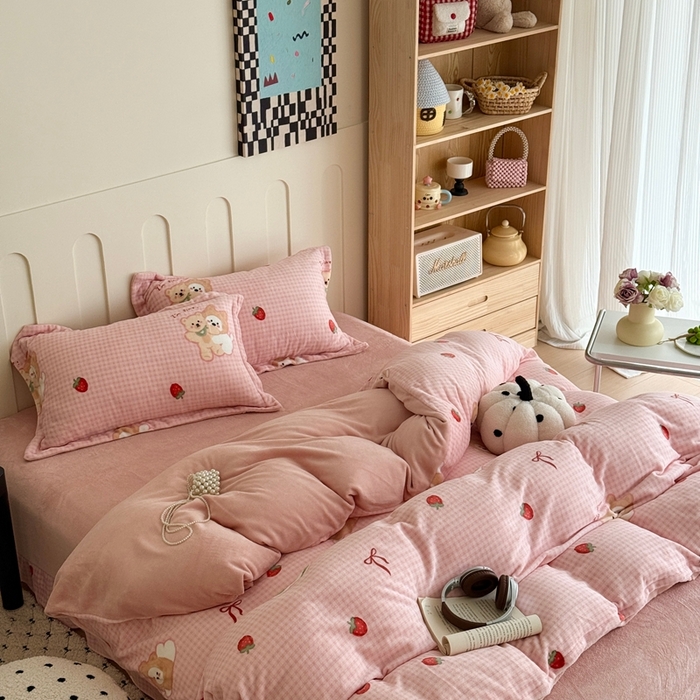 91家纺网 家纺一手货源 找家纺 于果 2025新款牛奶绒印花四件套 草莓熊