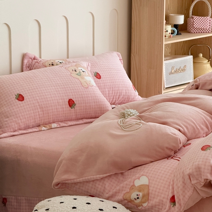 91家纺网 家纺一手货源 找家纺 于果 2025新款牛奶绒印花四件套 草莓熊