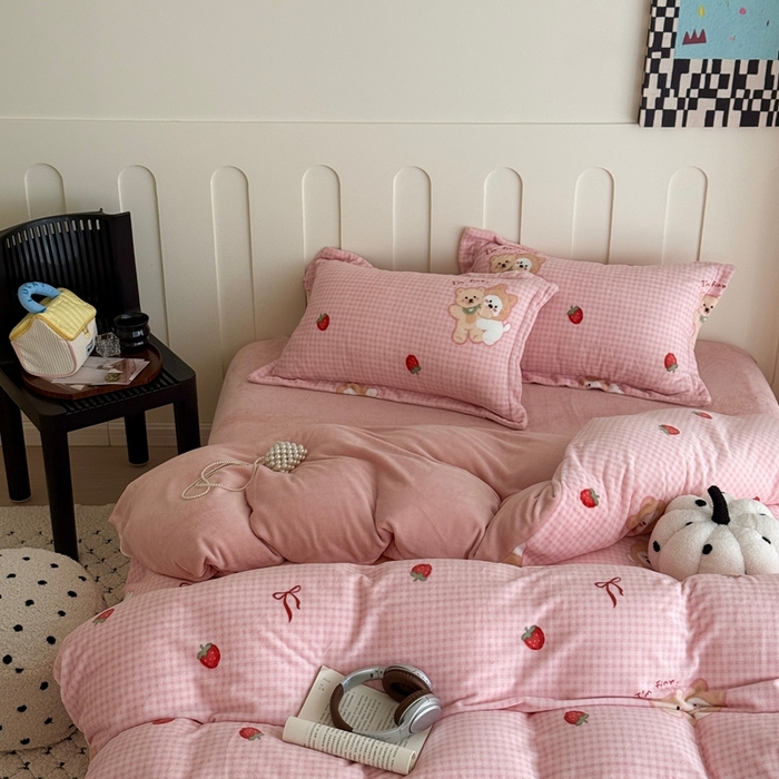 91家纺网 家纺一手货源 找家纺 于果 2025新款牛奶绒印花四件套 草莓熊