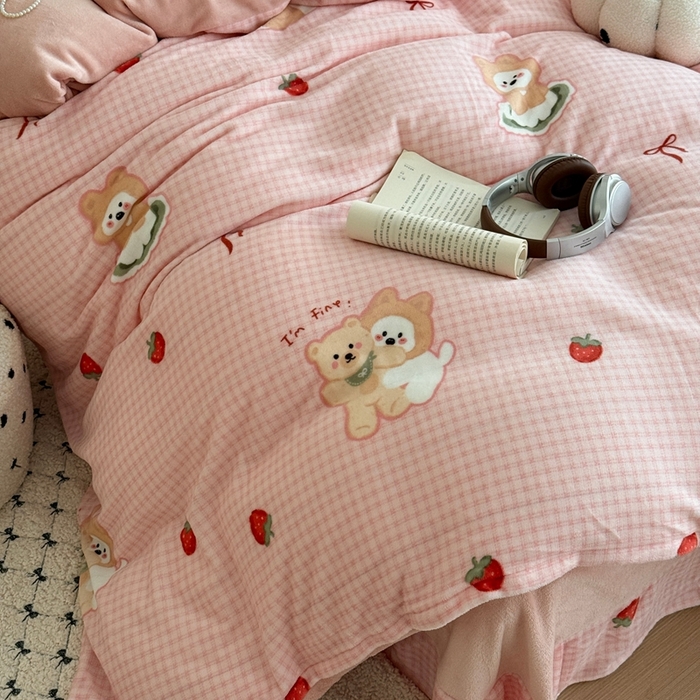 91家纺网 家纺一手货源 找家纺 于果 2025新款牛奶绒印花四件套 草莓熊