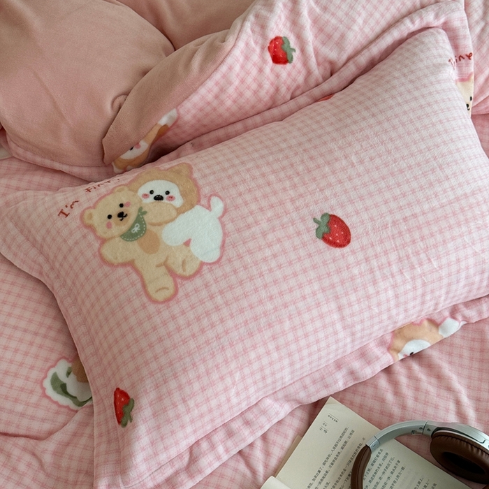 91家纺网 家纺一手货源 找家纺 于果 2025新款牛奶绒印花四件套 草莓熊