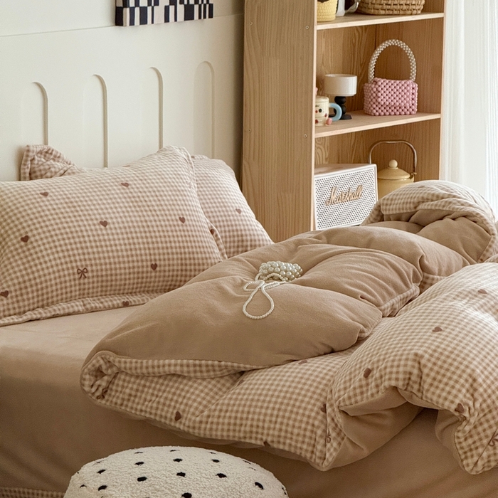 91家纺网 家纺一手货源 找家纺 于果 2025新款牛奶绒印花四件套 格子咖