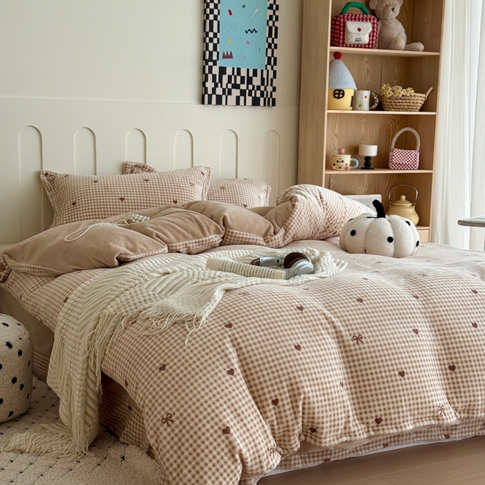 91家纺网 家纺一手货源 找家纺 于果 2025新款牛奶绒印花四件套 格子咖