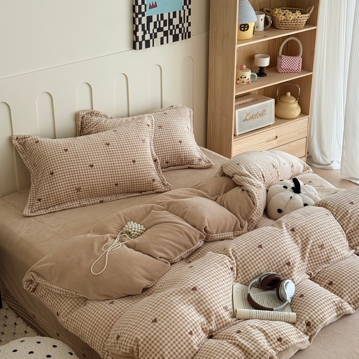 91家纺网 家纺一手货源 找家纺 于果 2025新款牛奶绒印花四件套 格子咖