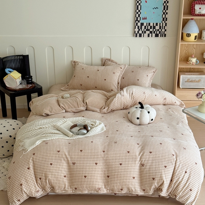 91家纺网 家纺一手货源 找家纺 于果 2025新款牛奶绒印花四件套 格子咖