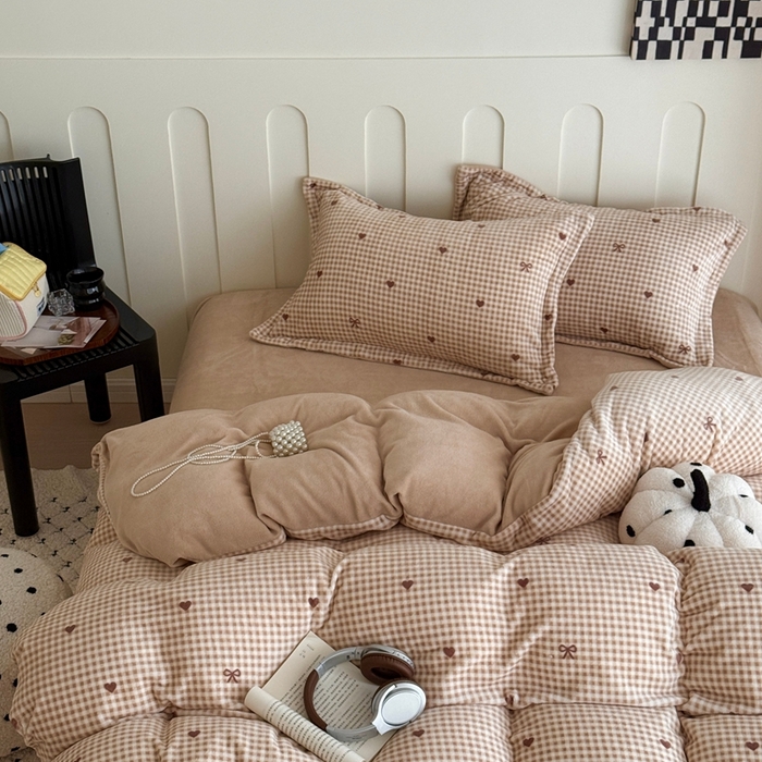 91家纺网 家纺一手货源 找家纺 于果 2025新款牛奶绒印花四件套 格子咖