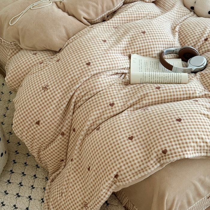 91家纺网 家纺一手货源 找家纺 于果 2025新款牛奶绒印花四件套 格子咖