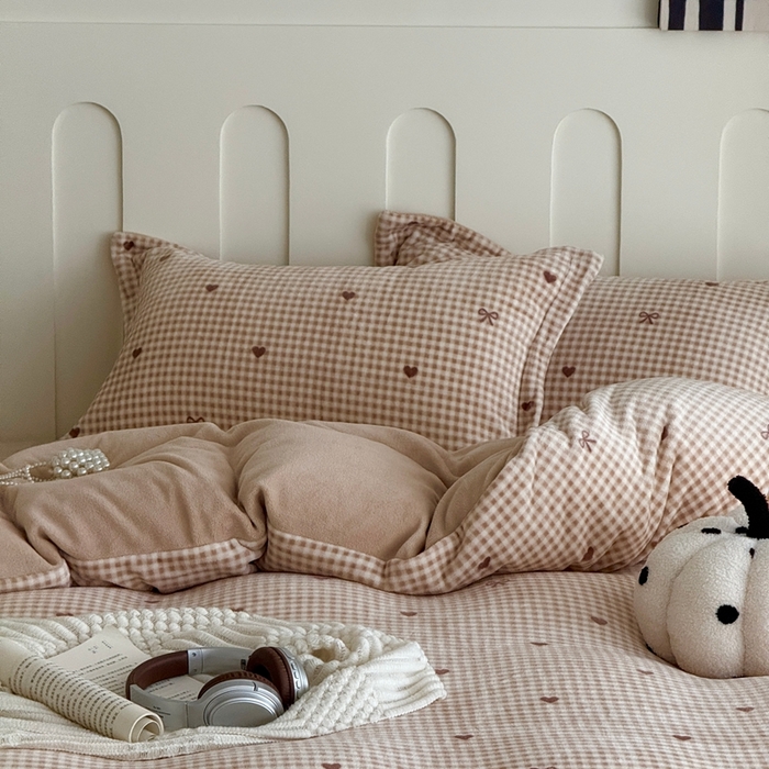 91家纺网 家纺一手货源 找家纺 于果 2025新款牛奶绒印花四件套 格子咖