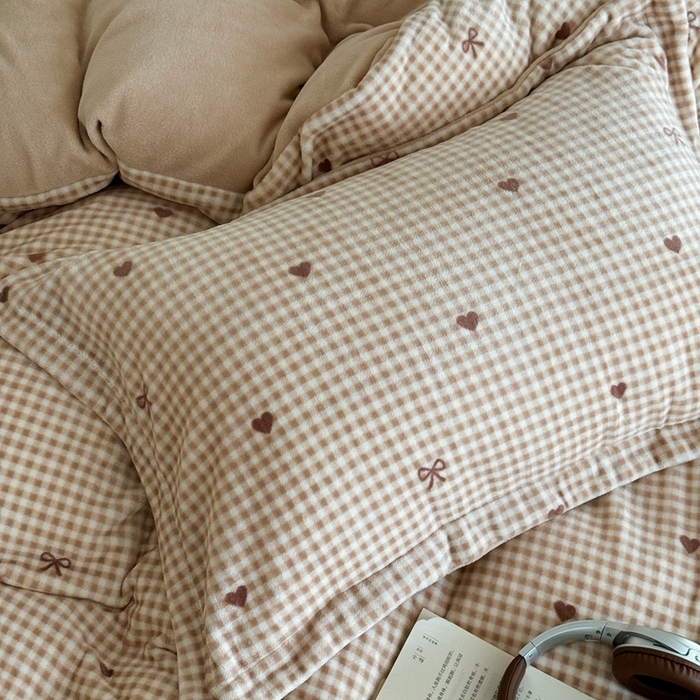 91家纺网 家纺一手货源 找家纺 于果 2025新款牛奶绒印花四件套 格子咖