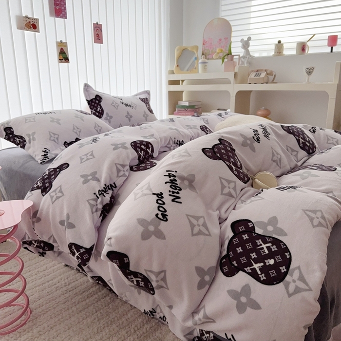 91家纺网 家纺一手货源 找家纺 于果 2025新款牛奶绒印花四件套 乖乖熊