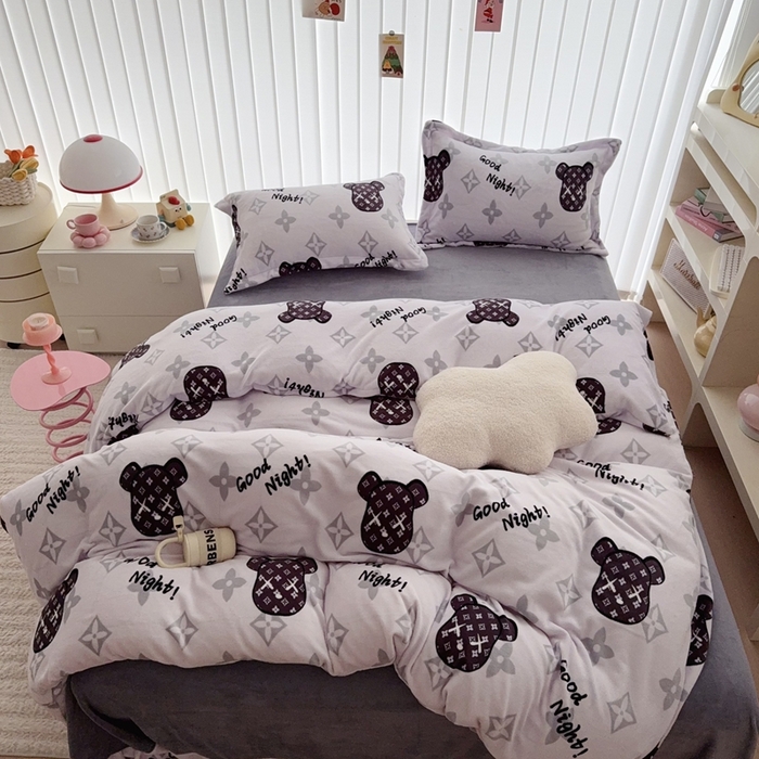 91家纺网 家纺一手货源 找家纺 于果 2025新款牛奶绒印花四件套 乖乖熊