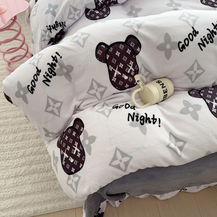 91家纺网 家纺一手货源 找家纺 于果 2025新款牛奶绒印花四件套 乖乖熊