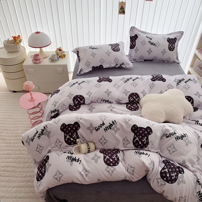 91家纺网 家纺一手货源 找家纺 于果 2025新款牛奶绒印花四件套 乖乖熊