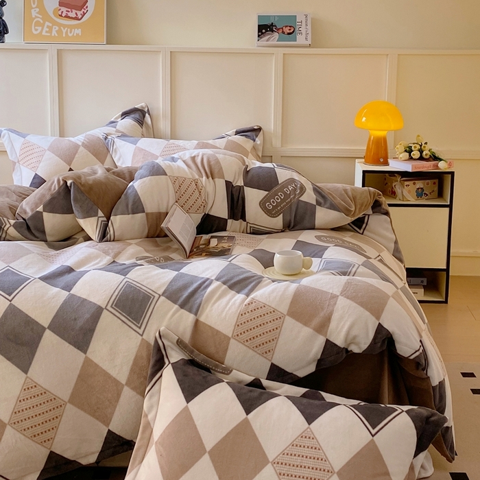 91家纺网 家纺一手货源 找家纺 于果 2025新款牛奶绒印花四件套 几何空间-灰