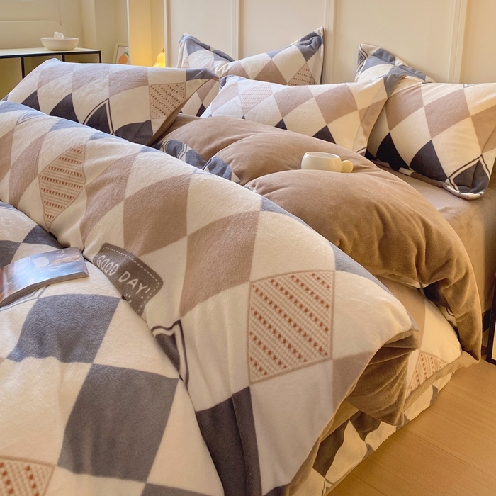 91家纺网 家纺一手货源 找家纺 于果 2025新款牛奶绒印花四件套 几何空间-灰