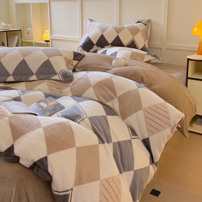 91家纺网 家纺一手货源 找家纺 于果 2025新款牛奶绒印花四件套 几何空间-灰