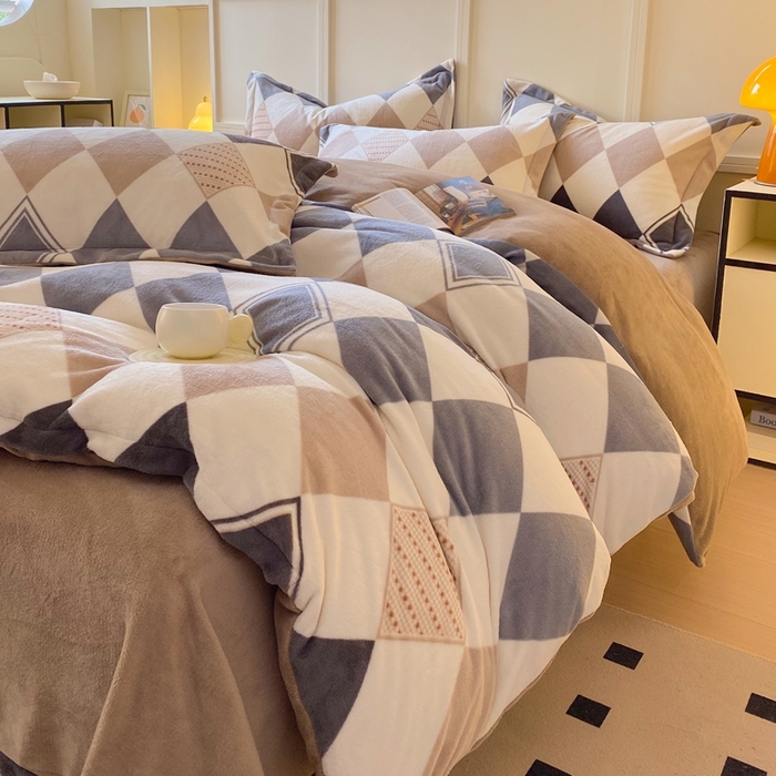 91家纺网 家纺一手货源 找家纺 于果 2025新款牛奶绒印花四件套 几何空间-灰