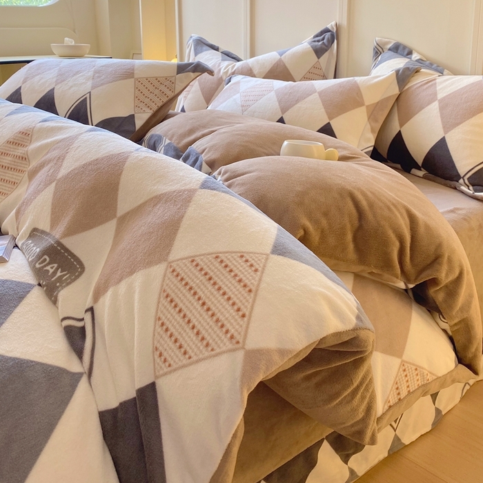 91家纺网 家纺一手货源 找家纺 于果 2025新款牛奶绒印花四件套 几何空间-灰