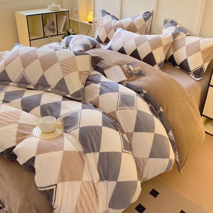 91家纺网 家纺一手货源 找家纺 于果 2025新款牛奶绒印花四件套 几何空间-灰