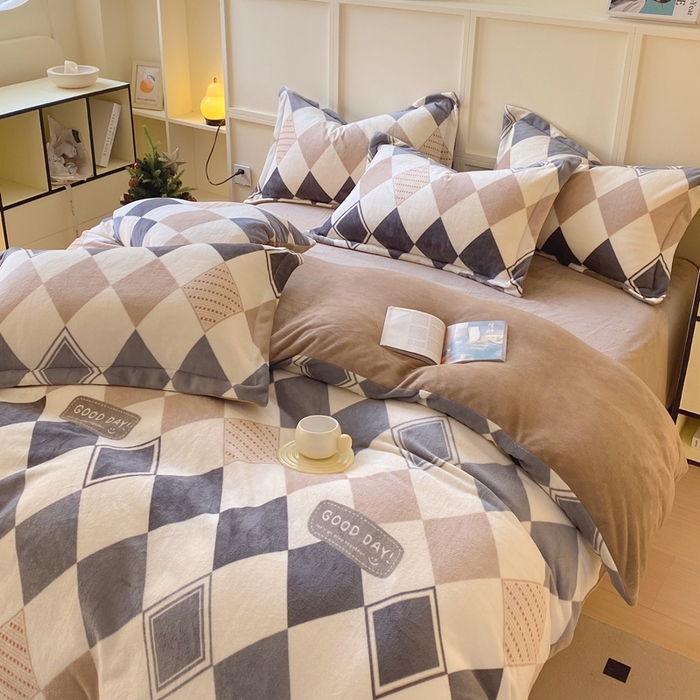 91家纺网 家纺一手货源 找家纺 于果 2025新款牛奶绒印花四件套 几何空间-灰