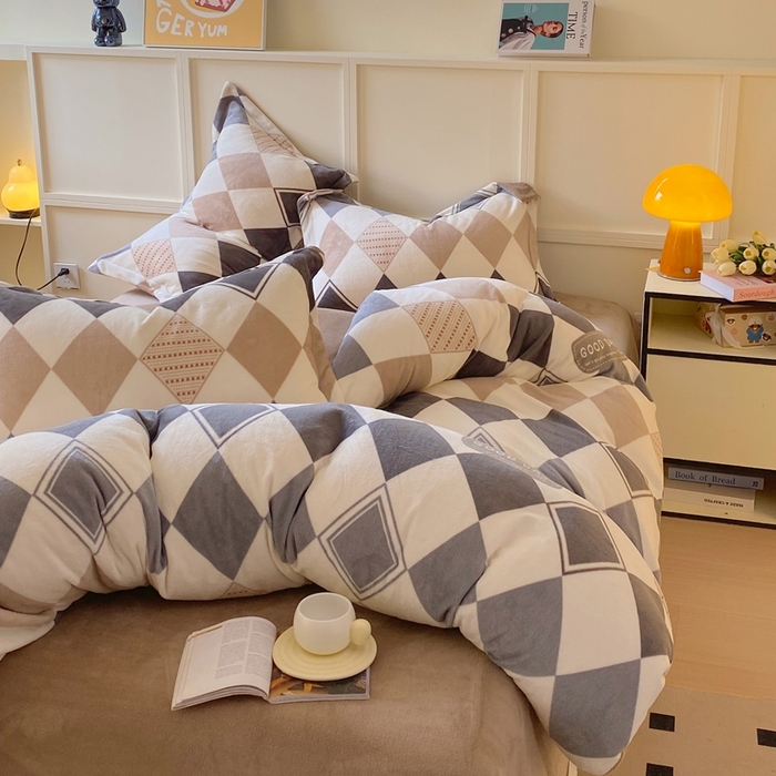 91家纺网 家纺一手货源 找家纺 于果 2025新款牛奶绒印花四件套 几何空间-灰