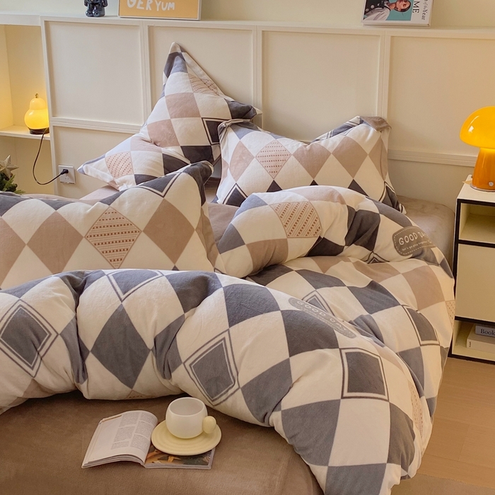 91家纺网 家纺一手货源 找家纺 于果 2025新款牛奶绒印花四件套 几何空间-灰