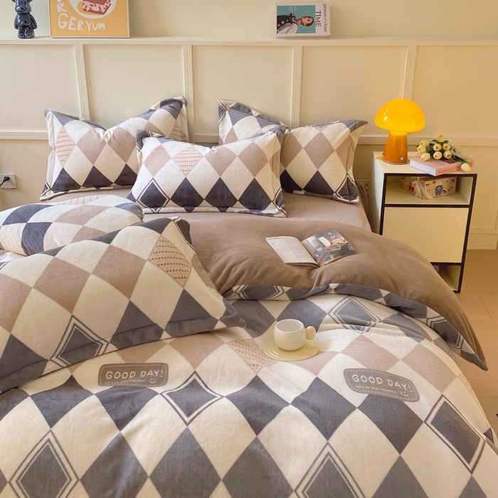 91家纺网 家纺一手货源 找家纺 于果 2025新款牛奶绒印花四件套 几何空间-灰