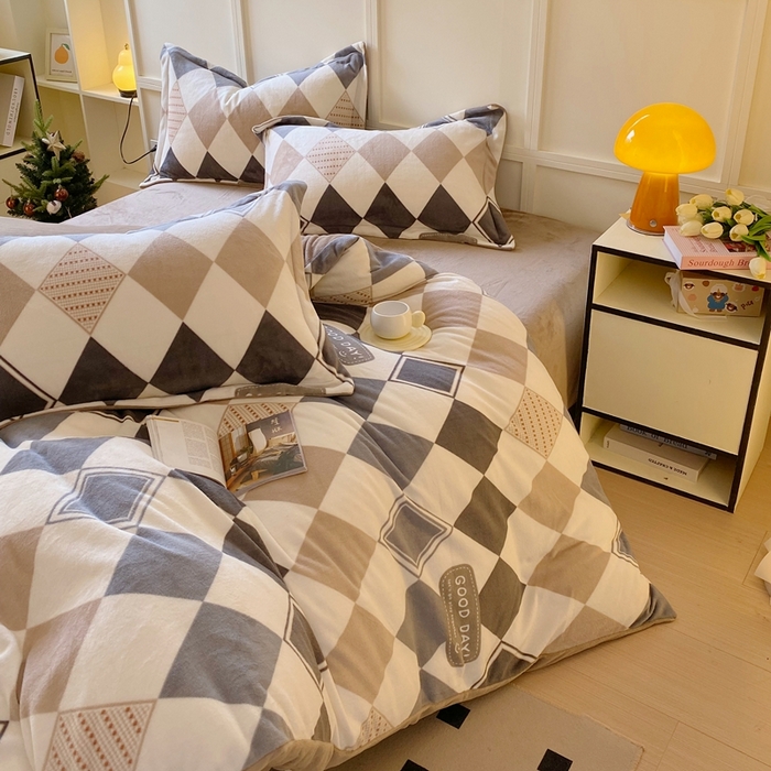 91家纺网 家纺一手货源 找家纺 于果 2025新款牛奶绒印花四件套 几何空间-灰