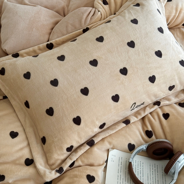 91家纺网 家纺一手货源 找家纺 于果 2025新款牛奶绒印花四件套 咖爱心