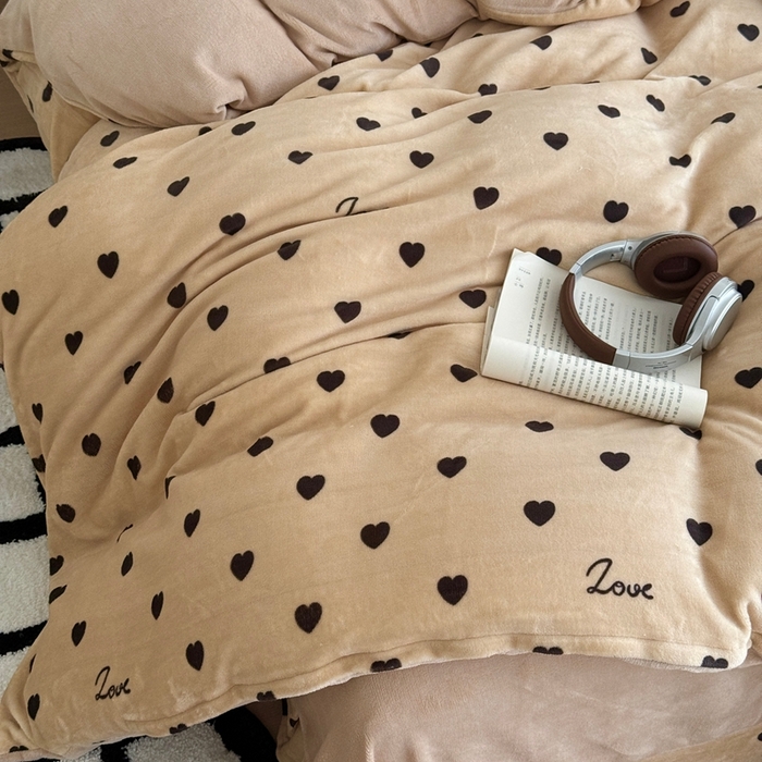 91家纺网 家纺一手货源 找家纺 于果 2025新款牛奶绒印花四件套 咖爱心