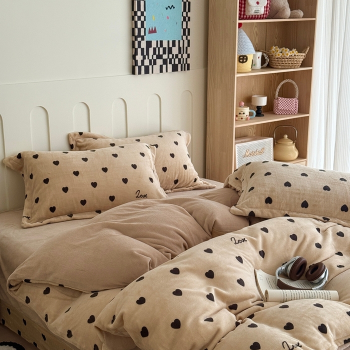 91家纺网 家纺一手货源 找家纺 于果 2025新款牛奶绒印花四件套 咖爱心