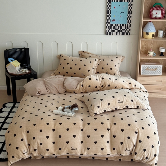 91家纺网 家纺一手货源 找家纺 于果 2025新款牛奶绒印花四件套 咖爱心