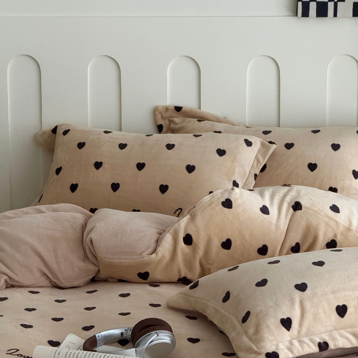 91家纺网 家纺一手货源 找家纺 于果 2025新款牛奶绒印花四件套 咖爱心