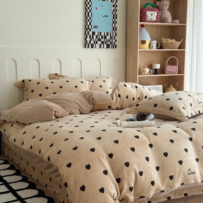 91家纺网 家纺一手货源 找家纺 于果 2025新款牛奶绒印花四件套 咖爱心