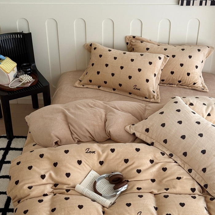 91家纺网 家纺一手货源 找家纺 于果 2025新款牛奶绒印花四件套 咖爱心