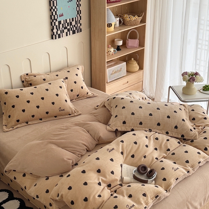 91家纺网 家纺一手货源 找家纺 于果 2025新款牛奶绒印花四件套 咖爱心